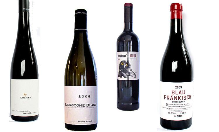 Her er de fire bedste vine i denne måneds luksusvintest. Fra venstre Riesling Terrassen 2009 (175 kr/fl.), Bourgogne Blanc 2008 (139 kr./fl), Passadouro 2008 (119 kr./fl.) og Blaufränkisch 2009 (145 kr/fl.) 