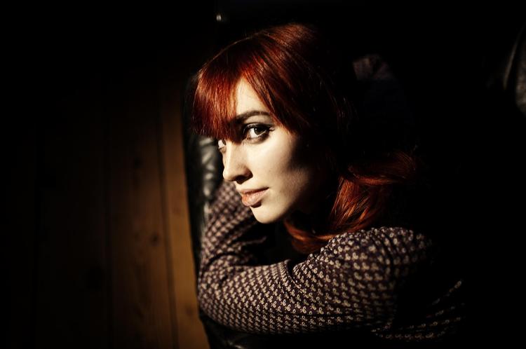 Psykedelisk. Danske Emma Acs har masser af charme og selvtillid - samt postkasserødt hår. 