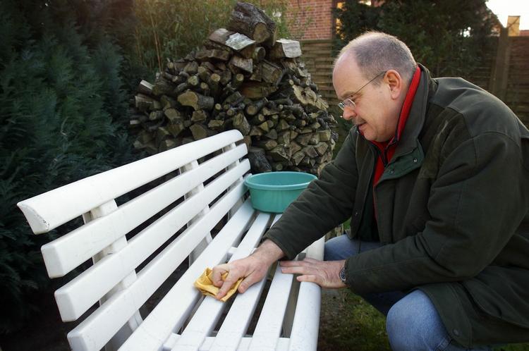 Udeliv. Rene og velholdte møbler pynter i haven. Du kommer langt med vand, sæbe, olie og voks. 