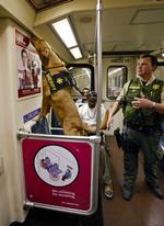 Hundefører Kiley Hayden og hans hund 'XXZYLO' gennemsøger et metrotog i Los Angeles. 