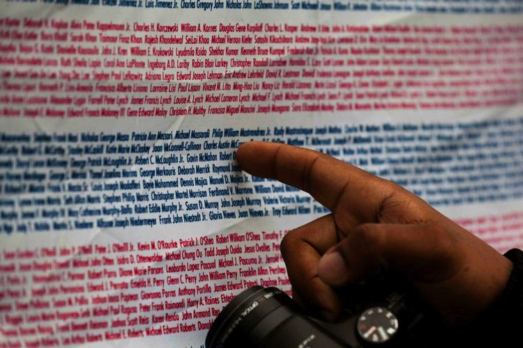 Politimand Cornelius Rodgers leder efter sin kollegas navn på en liste over ofre nær Ground Zero i New York. 