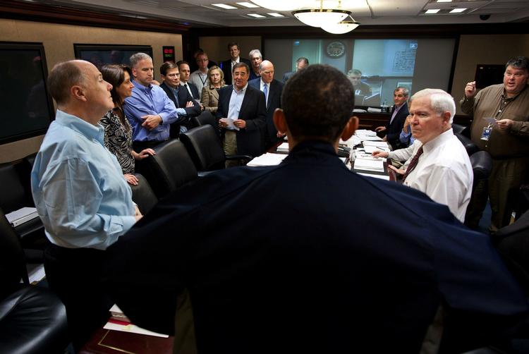 Præsident Barack Obama taler med sine sikkerhedsrådgivere i situationsrummet i kælderen under Det Hvide Hus. 