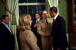 Præsident Barack Obama taler med admiral Mike Mullen efter sin tv-tale om Osama bin Ladens død. CIA-chef Leon Panetta og udenrigsminister Hillary Clinton ses til venstre. 