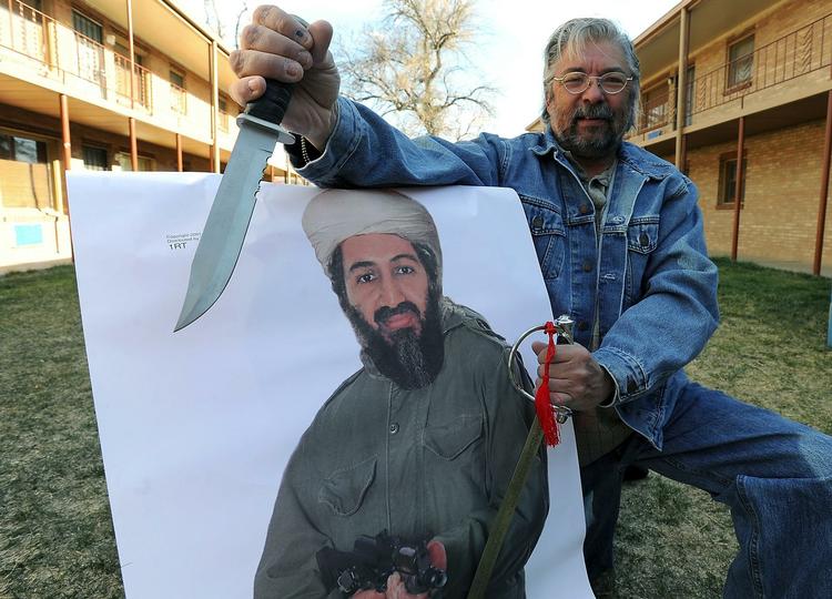 Gary Faulkner, som sidste år prøvede at finde Osama Bin Laden, poserer for fotografen med nogle af sine våben. 