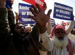 SIKKERHEDSLUKNING. Frygten  for terrorangreb og for at blive mål for pakistanske demonstrationers vrede får USA til at lukke sin ambassade og tre konsulater. Arkivfoto fra optog, vendt mod USA. 