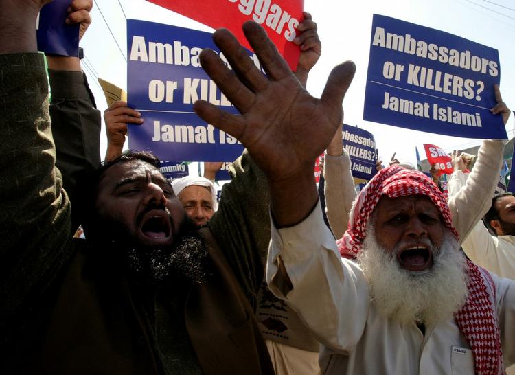 SIKKERHEDSLUKNING. Frygten  for terrorangreb og for at blive mål for pakistanske demonstrationers vrede får USA til at lukke sin ambassade og tre konsulater. Arkivfoto fra optog, vendt mod USA. 