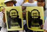 Demonstranter. Folk med plakater i Hong Kong. Ingen ved hvor Ai Weiwei er en måned efter at han blev anholdt. 