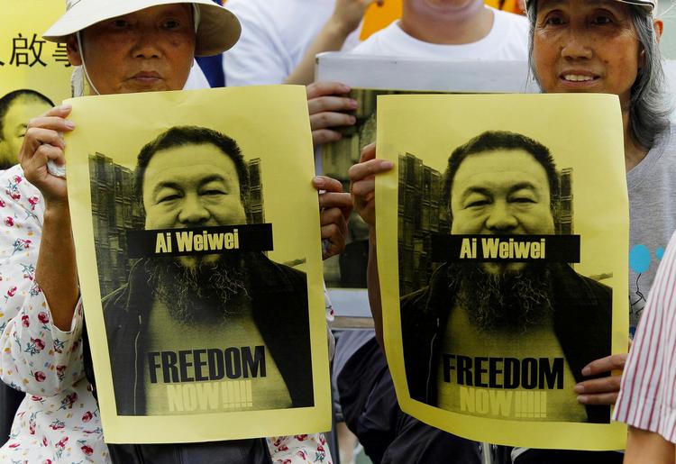 Demonstranter. Folk med plakater i Hong Kong. Ingen ved hvor Ai Weiwei er en måned efter at han blev anholdt. 