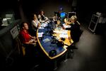 Debat. Niels Lindvig (th.) leder den sidste debat i Orientering Søndag, inden programmet lukkede søndag aften. I stedet for det storpolitiske debatprogram kommer nu et sammenklip af ugens mest spændende udenrigspolitiske historier fra Orientering lørdag 17.10. Dårligt for public service, mener eksperter. 