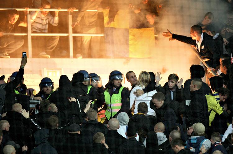 kamp. Fodboldvold er et internationalt fænomen, der både samler slagsbrødre til fodboldkampe - som ovenstående billede fra en kamp mellem FCK og Brøndby - og til arrangerede slåskampe uden for banen - som nederst mellem to serbiske fanfraktioner, Taurunum i sorte T-shirts og Blue Union. Arkivfoto: Lars Poulsen 