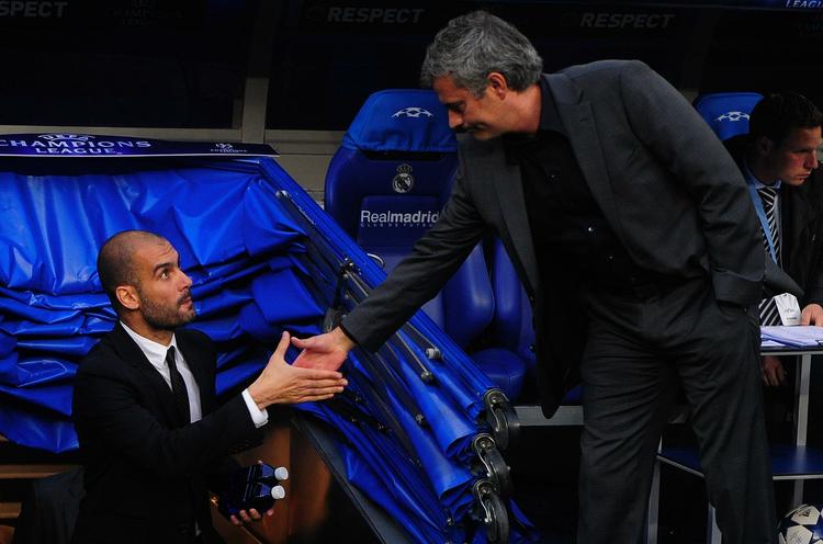 angrebstrænere. Jose Mourinho (th.) bliver nødt til at angribe, og Pep Guardiola (tv.) kan ikke andet, så betingelserne for en brandkamp i aften er tilstede. 