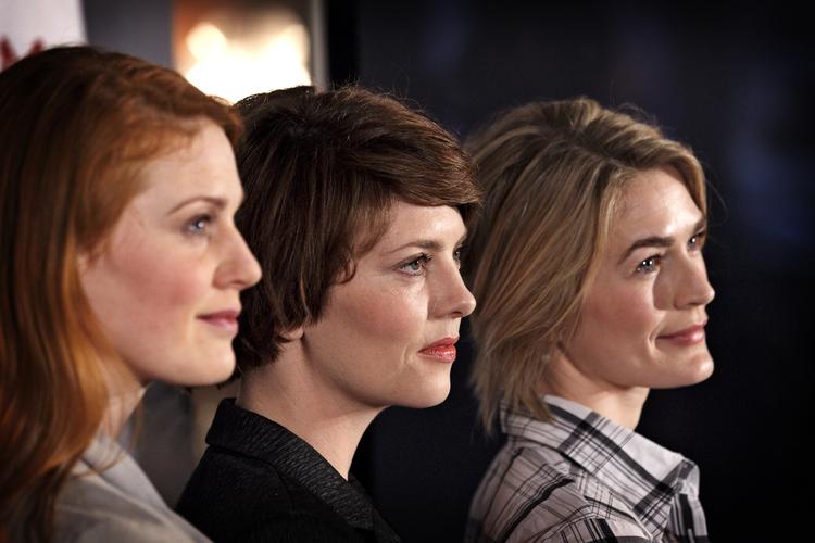 Barskt. 'Den som dræber' har fået kritik for at vise voldsomme billeder i den bedste sendetid. Nu rykker skuespillerne (fra venstre) Iben Dorner, Lærke Winther Andersen og Laura Bach ind i biografmørket. 