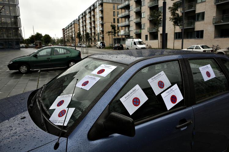 HK har mistet tålmodigheden med denne bils ejer. Bilen holder parkeret på pladsen foran HK Huset på Amager. Der må man altså ikke holde uden tilladelse. 