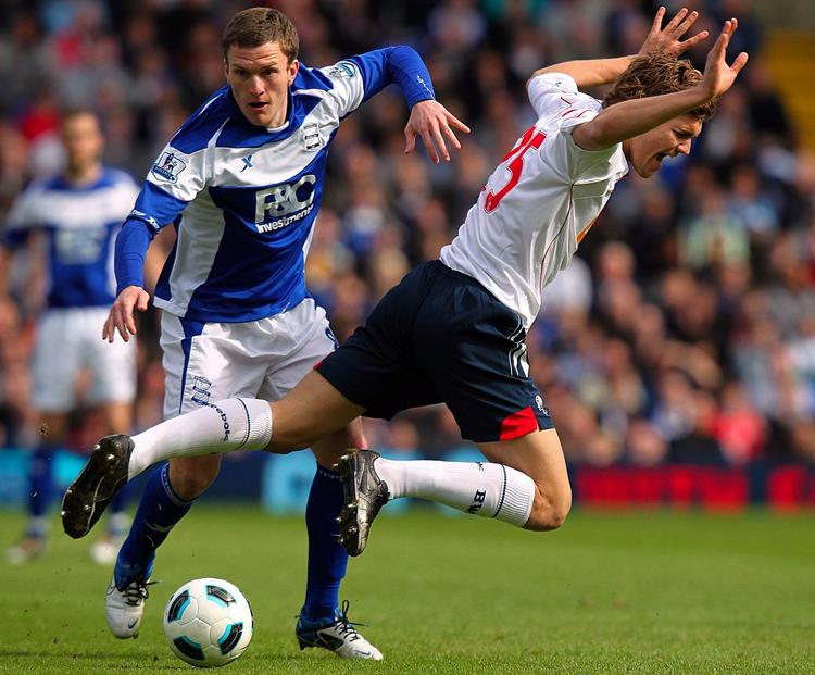 fældet. Bolton Wanderers' Marcos Alonso falder teatralsk efter kontakt med Birminghams Craig Gardner under en kamp i april på Birminghams hjemmebane. 