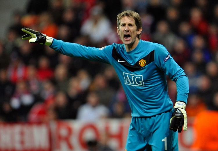 pension? Edwin van der  Sar kom til Manchester United i en høj alder og med et noget blakket CV. Men hollænderen har været en fantastisk målmand for klubben. 