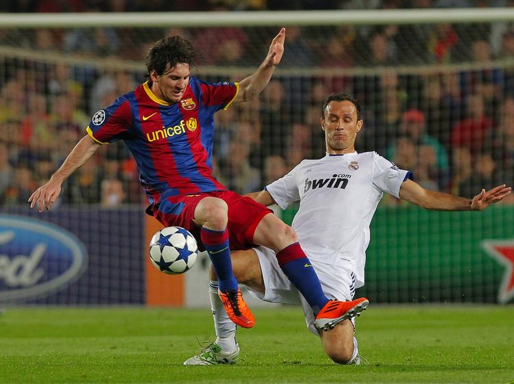 troldmand. Lionel Messi var i centrum for meget af Barcelonas offensive spil, og der belv gået hårdt til argentineren kampen igennem. Ricardo Carvalho indkasserede en advarsel for et frispark mod Messi. 