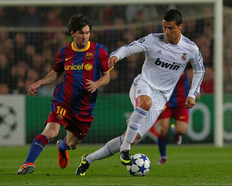 stjernekamp. Både Lionel Messi og Cristiano Ronaldo spillede en god kamp på Camp Nou. Men Messi havde det bedste hold omkring sig. 
