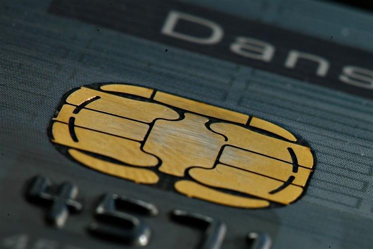 Kodeløst. Fra 2012 bliver det med al  sandsynlighed muligt at betale uden at trykke pinkode først. I hvert fald for beløb der er under 150 kroner. 