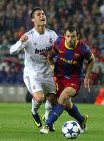 forfulgt. Real Madrids Cristiano Ronaldo (tv) leverer en bredside mod Barcelona, dommerne og især Javier Mascherano (th). 