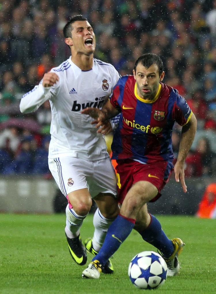 forfulgt. Real Madrids Cristiano Ronaldo (tv) leverer en bredside mod Barcelona, dommerne og især Javier Mascherano (th). 
