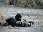 En Navy Seal-soldat dækker sine kammerater under en operation i Afganistan. 