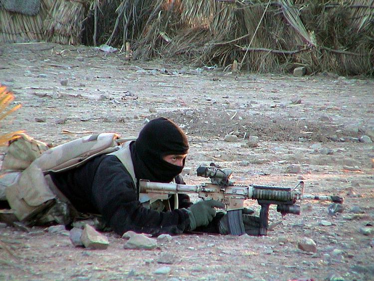 En Navy Seal-soldat dækker sine kammerater under en operation i Afganistan. 