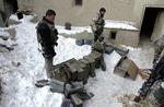 Her har Navy Seals opdaget at våbendepot i Jaji bjergene i Afganistan. 