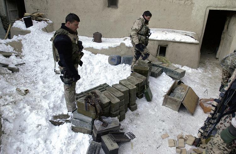 Her har Navy Seals opdaget at våbendepot i Jaji bjergene i Afganistan. 
