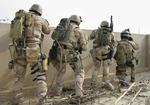 For at ligne de tropper, de støtter, bruger Navy Seals modificerede versioner af det amerikanske forsvars forskellige camouflageuniformer. Her er en gruppe i aktion i Ramadi, Afganistan. 