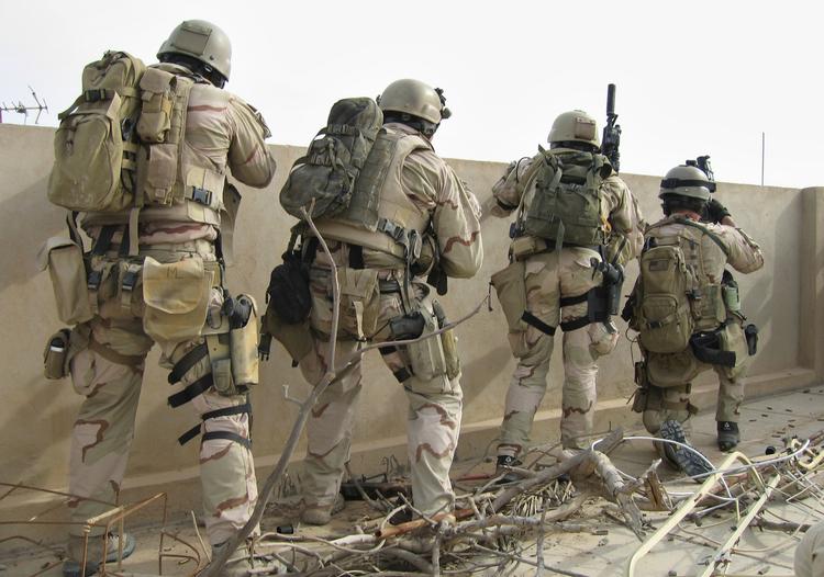 For at ligne de tropper, de støtter, bruger Navy Seals modificerede versioner af det amerikanske forsvars forskellige camouflageuniformer. Her er en gruppe i aktion i Ramadi, Afganistan. 