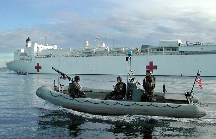 Et Navy Seal hold bevogter et hospitalsskib ud for Zamboanga City, Philippinerne. Seals indsættes ofte i anti-terror aktioner. 