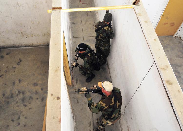 Her træner Navy Seals i indtrægning i et hus på et træningscenter i North Carolina. 