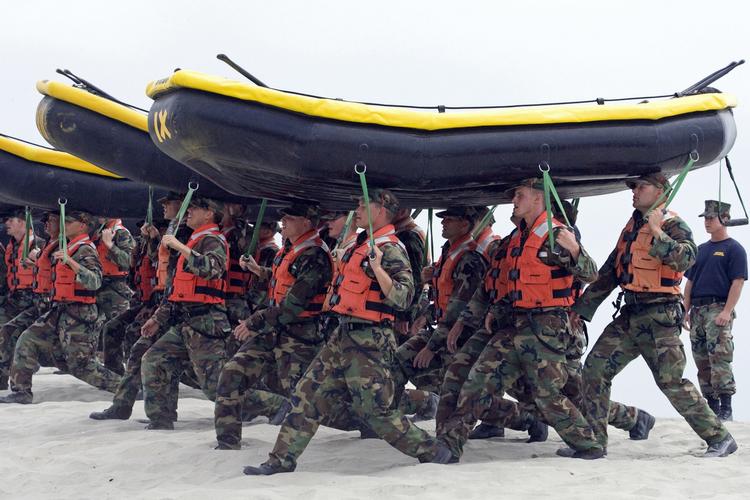For at blive en Navy Seal skal soldaterne på er et halvårs optagelseskursus med stort frafald. Med i kurset er den berømte 'Hell Week' eller 'Helvedesugen'. 