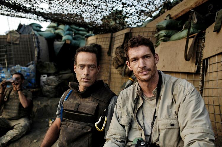 felttur. Sebastian Junger (tv.) og fotografen Tim Hetherington i Korengal-dalen, Afghanistan. Billedet er taget under optagelserne til filmen 'Restrepo'. 