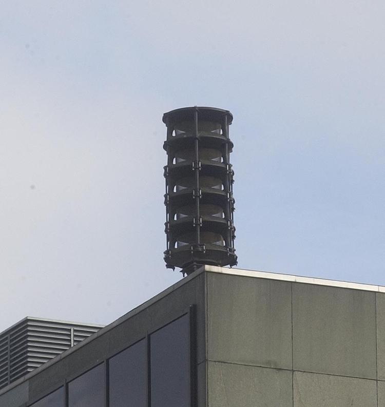 Sirene. Luftmelde og alarm-sirene der for eksempel skal varsle krig og forurening.På billedet  sirenen på Mejerikontorets bygning, Fr. Alle i Århus. 