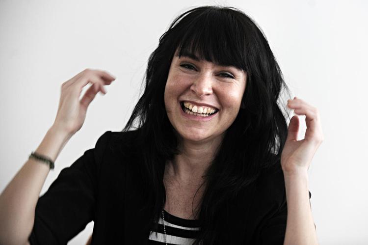 Grum. Mathilde Walter Clark leger fabulerende med grænsen mellem det menneskelige og det ikke-menneskelige. 