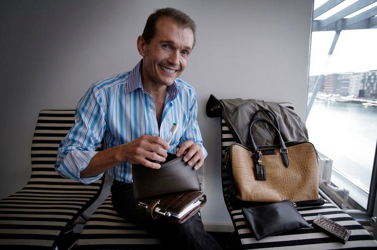 succes. Kosmetologen og forretningsmanden Ole Henriksen har grund til at smile ekstra stort. Han har fået solgt sit hudplejefirma til luksusimperiet LVMH, men kan fortsat sidde på styrepinden, hvad angår den kreative del af produkterne. 