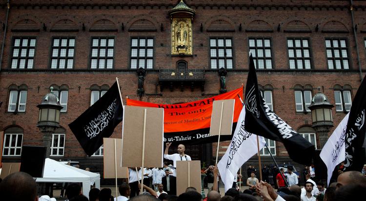 Loven. Modstanderne bogen igennem er blandt andre de kræfter, »der ønsker, at samfundet i stigende grad skal tage hensyn til love, der gælder for islam«, skriver anmelderen. Arkivfoto: Martin Lehmann 