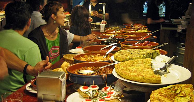 HMM. Det største problem på en tapasbar i Barcelona er at vælge mellem de mange tapas. 