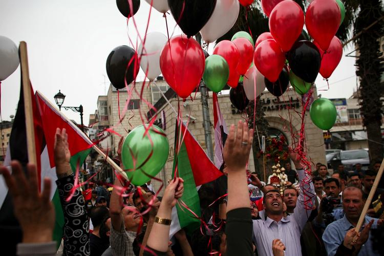 JUBEL. Palæstinensere i byen Ramallah på Vestbredden jubler over den´freden mellem det Hamas-styrede Gaza og Fatah på Vestbredden. 