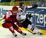 tæt. Mikkel Bødker i en af kampens mange dueller med Letlands første målscorer, Krisjanis Redlihs. 