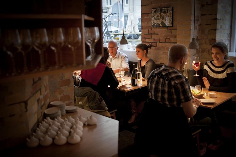 Spisevaner. Flertallet af danskerne vil helst ikke betale mere end 800 kroner for mad og drikke for to personer. Her ses gæster på Relæ, der serverer gourmetmad i enkle rammer for at holde prisen nede. 
