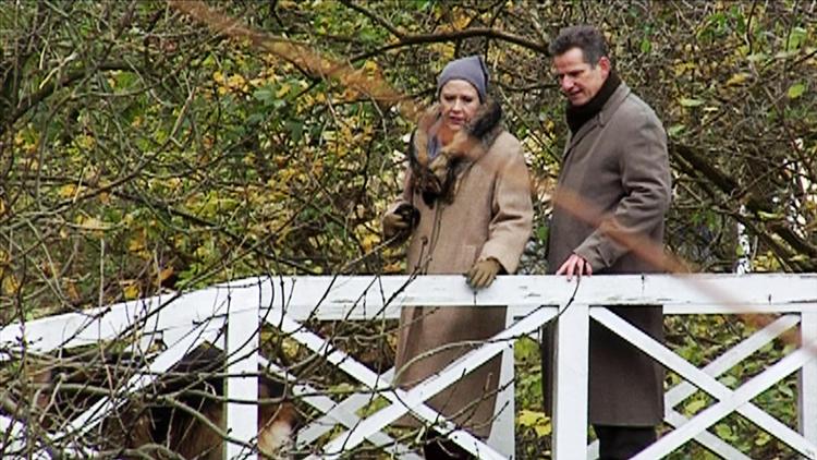 Blixen.  I filmen spilles Karen Blixen af  Birthe Neumann, og Ole Lemmeke er den unge Aage  Henriksen. 