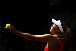 grustennis. Caroline Wozniacki server under danskerens seneste kamp i Madrid mod serbiske Bojana Jovanovski. 