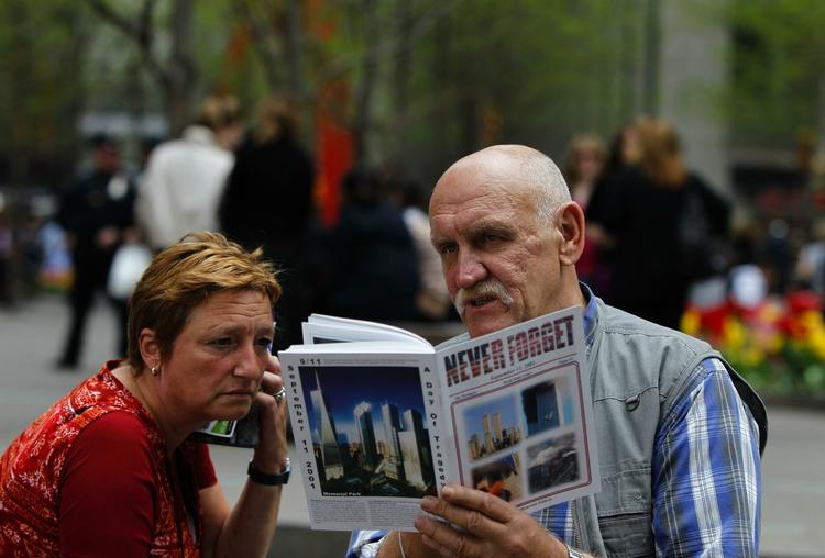 Minder. Mange har besøgt Ground Zero, efter drabet på Osama bin Laden. Blandt andre Gina Vermeulen og Devys Josef fra Belgien. I dag kommer Barack Obama også. 