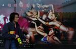 Rekord. Denne mand passerer en Zen and Sex: Extreme Ecstacy-plakat i Hong Kong. Filmen har kostet 3.5 millioner dollar at producere. 