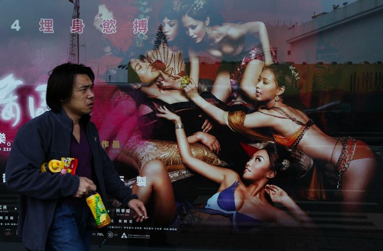 Rekord. Denne mand passerer en Zen and Sex: Extreme Ecstacy-plakat i Hong Kong. Filmen har kostet 3.5 millioner dollar at producere. 