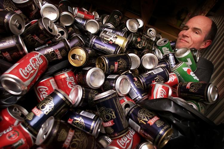 Cirka 215.000 dåser blev fisket op fra grøftekanter, skovbunde og parkanlæg, da Danmarks Naturfredningsforening samlede ind sidst, og langt størstedelen af dem - 195.000 - var uden pant. 