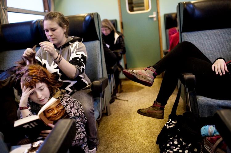 Efterskoleleverne Siv Jespersen og Marie Vejleborg pendler hver weekend mellem Jyderup og København, og er netop ankommet til Københavns Hovedbanegård. De synes egentlig, at de gamle blå tog er hyggelige, selvom de larmer lidt for meget. Men når man ikke har travlt og følges med en masse venner, gør det ikke noget, siger de. Foto: Thomas Borberg 