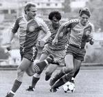 ambassadør. Flemming Povlsen (th) har prøvet det selv: Været en ung håbefuld spiller, der skulle slå sig igennem til fodboldens top. Nu er han ikke tilfreds med DBU's håndtering af de unges EM. 